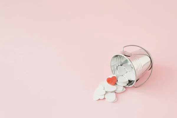 Cubo Metal Lleno Corazones Concepto Amor San Valentín Corazón Rojo — Foto de Stock