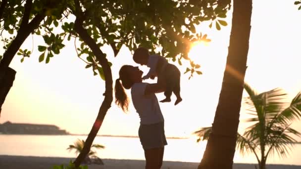 Mother Tosses Air Her Young Son Backdrop Sunset Beautiful Deserted — Vídeos de Stock