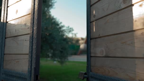 Wooden Fence Gate Door Opens Showing Big Yard Luxury House — Αρχείο Βίντεο