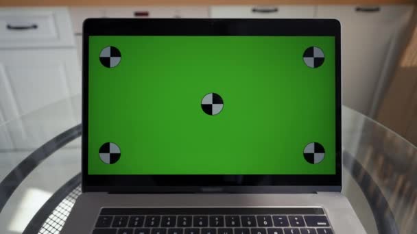 Open Laptop Green Chromakey Screen Stands Glass Table Ready Use — Vídeo de Stock