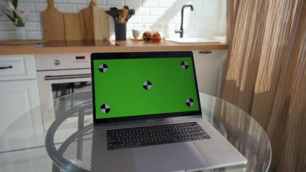 Сучасний Ноутбук Стоїть Скляному Столі Проти Стільниці Кухні Відкрити Електронний — стокове відео