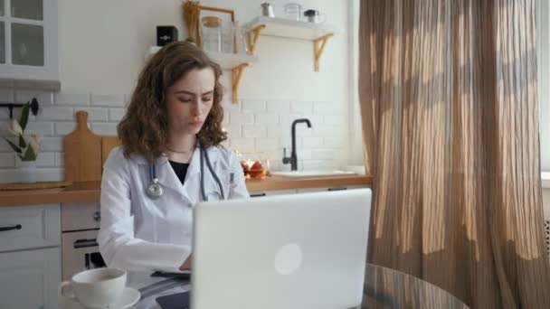 Θεραπεύτρια Ακούει Παράπονα Ασθενών Βιντεοκλήση Μέσω Φορητού Υπολογιστή Που Κρατάει — Αρχείο Βίντεο
