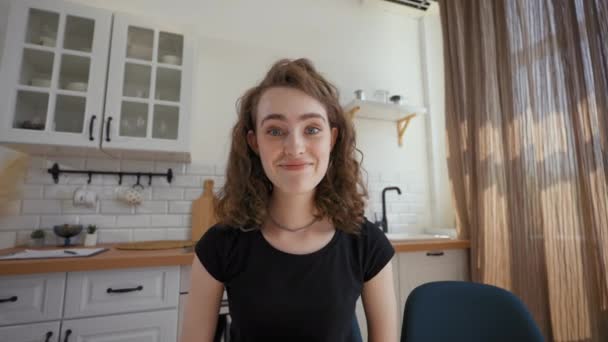 Χαρούμενη Γυναίκα Απολαμβάνει Συνομιλία Συγγενή Βιντεοκλήση Lady Αποσπά Την Προσοχή — Αρχείο Βίντεο