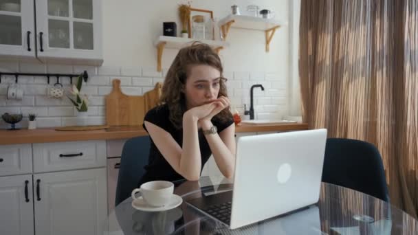 Κουρασμένη Γυναίκα Ακούει Βαρετή Διάλεξη Κλείσιμο Laptop Γυάλινο Τραπέζι Κοντά — Αρχείο Βίντεο