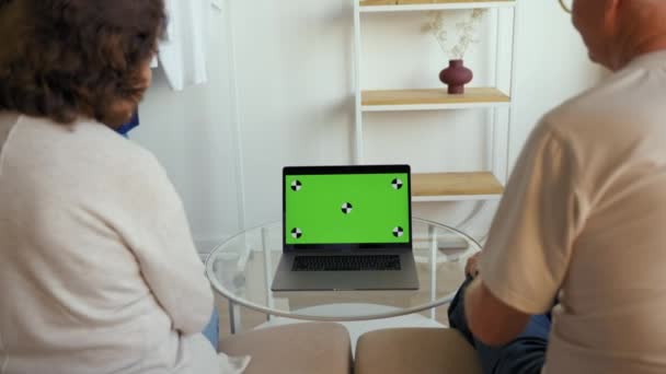 Elderly Couple Sits Sofa Talking Therapist Video Call Laptop Chromakey — Stockvideo
