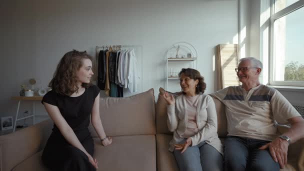 Ενήλικη Κόρη Μιλάει Ηλικιωμένους Γονείς Που Κάθονται Στον Καναπέ Στο — Αρχείο Βίντεο