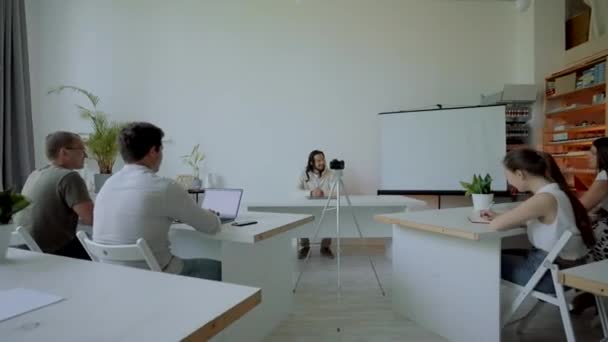 Long Haired Man Teacher Communicates People Sitting White Desks Tripod — Wideo stockowe