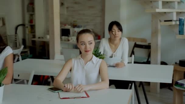 Young Woman Colleagues Listens Mentor Business Training Sitting Desks Room — Video Stock