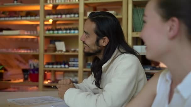 Cheerful Man Woman Laugh Sitting Desk Audience Colleagues Enjoy Learning — Vídeo de stock