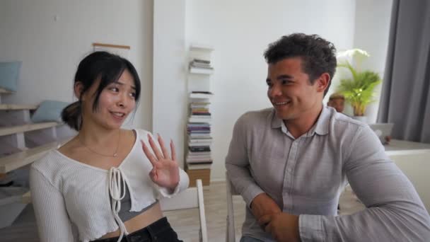 Colleagues Finish Conversation Giving High Five Desk Office Asian Woman — Vídeo de stock