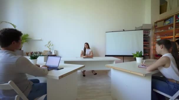 Online Offline Young Businesswoman Opens Laptop Start Teaching Conference Transition — Stockvideo