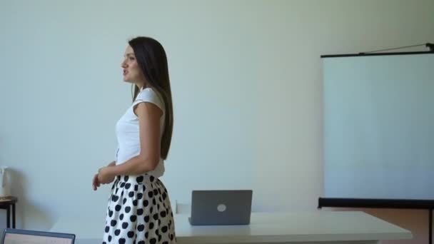 Woman Walks Whiteboard Explaining Business Principles Students Young Mentor Conducts — Vídeo de stock