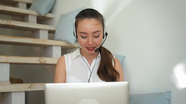 Young Woman Headset Conducts Online Conference Sharing Useful Knowledge Female — Stockvideo