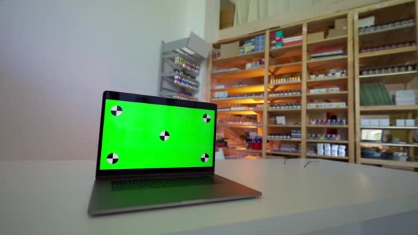 Open Laptop Green Chromakey Screen Stands White Table Shop Shelves — 图库视频影像