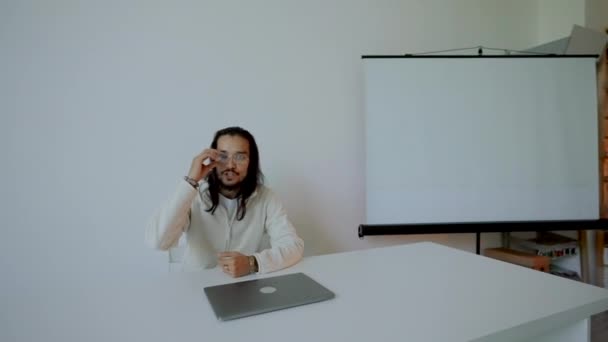 Man Mentor Glasses Talks Students Business Training Sitting Laptop White — Vídeo de stock