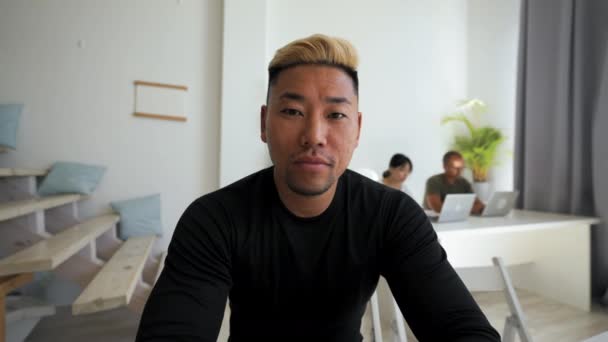 Пов Азіатського Чоловіка Білявим Пофарбованим Волоссям Проводить Онлайн Навчальну Конференцію — стокове відео
