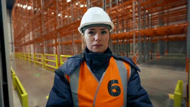 Pov Female Engineer Listening Interviewer Waving Head Agree Woman Stands — Stockvideo