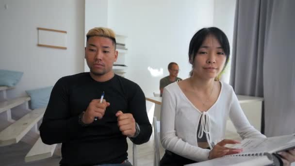 Pov Asian Man Dyed Hair Woman Having Fun Workplace Cheerful — Vídeo de Stock