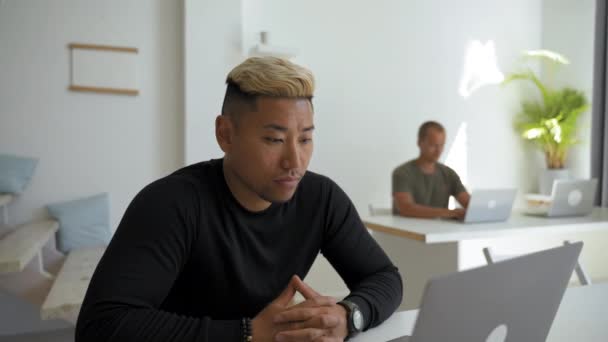 Man Employee Communicates Manager Video Call Laptop Sitting Desk Office — 비디오