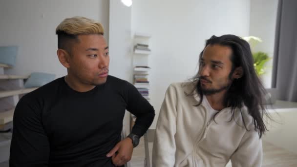 Colleagues Discuss Working Day Sitting Desk Office Asian Blond Man — Vídeo de stock
