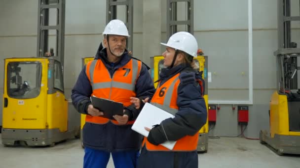 Engineers Professional Uniform Stand Storage Terminal Holding Clipboard Laptop Man — Vídeo de stock