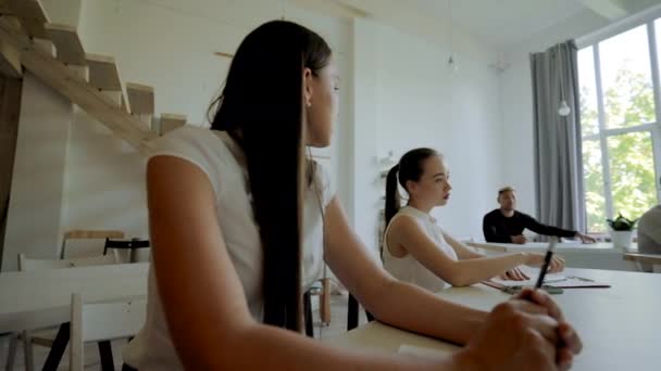 Young Women Sit Desks Business Teaching Training Listening Mentor Light — Stockvideo