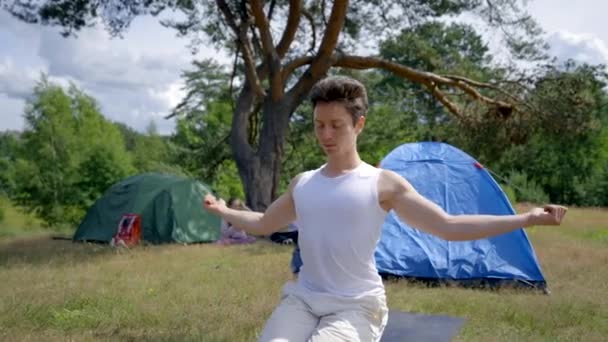 Young Athlete Does Yoga Mat Put Grass Campground People Meadow — Stock Video