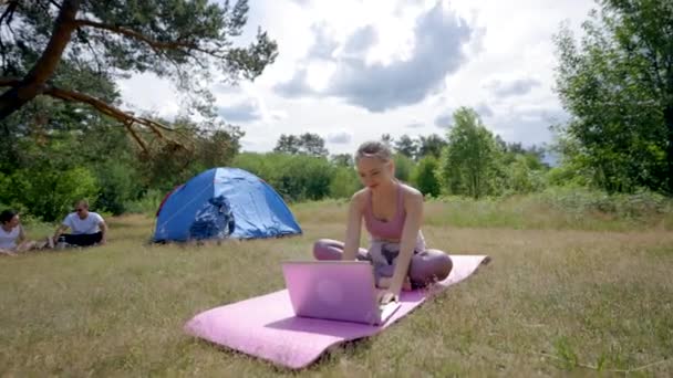 Young Woman Works Laptop Fresh Air Sitting Pink Sport Mat — Stok Video