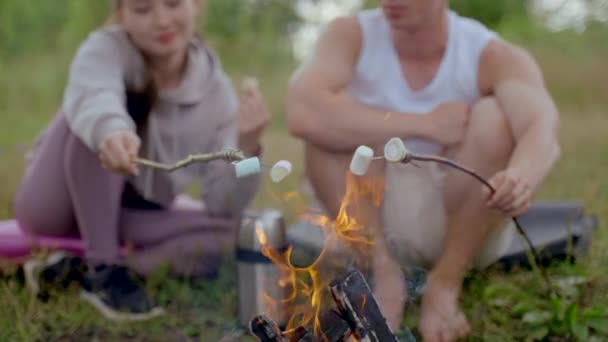 Young Couple Tourists Fries Marshmallows Fixed Sticks Campfire Happy People — Stock Video