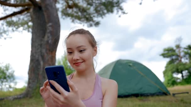 Young Woman Tourist Scrolls Social Nets Internet Blue Smartphone Brown — Vídeos de Stock