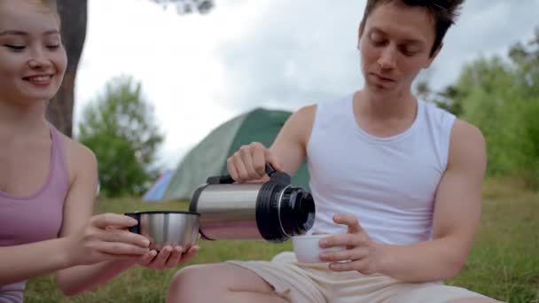 Young Couple Tourists Sits Pink Sport Mat Together Tent Handsome — ストック動画