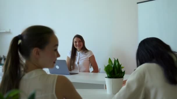 Successful Businesswoman Conducts Teaching Courses Employees Focus Changes Delighted Mentor — Video Stock