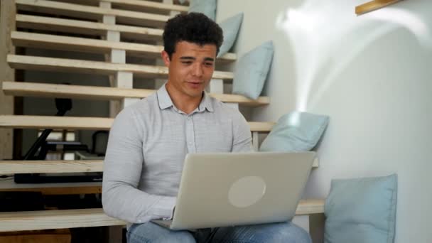 Young Man Sits Stairs Talking Girlfriend Video Call Modern Laptop — Vídeo de Stock