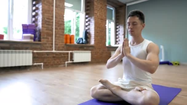 Erkek Koç Kadınlar Büyük Salonda Lotus Pozunda Meditasyon Yapıyorlar Gözleri — Stok video