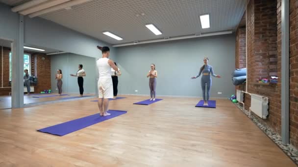 Professional Man Coach Conducts Yoga Training Young Women Big Hall — Vídeo de Stock
