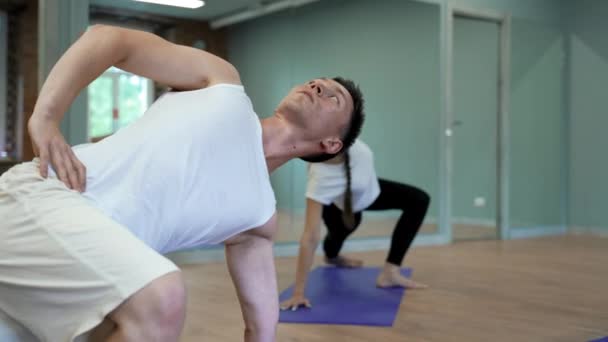 Professional Male Coach Shows Yoga Asana Mat Women Students Sportswear — Stok video