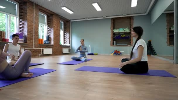 Female Coach Teaches People Meditate Yoga Class Big Modern Studio — Stok video