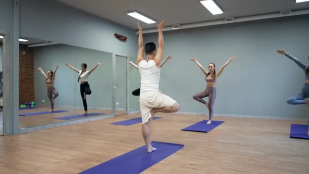 Professional Man Coach Teaches Women Stand Yoga Pose Blue Mats — Stok video