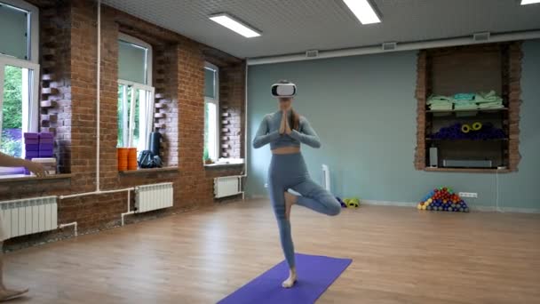 Woman Goggles Learns Yoga Exercise Professional Coach Studio Lady Sportswear — Stok video