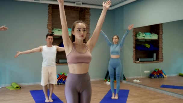 Joven Entrenadora Imparte Clases Yoga Para Personas Estudio Mujer Estudiantes — Vídeo de stock