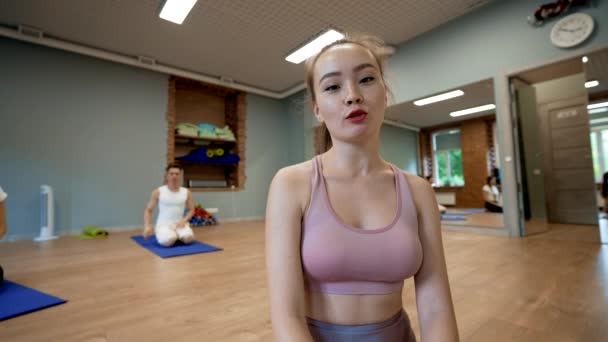 Yoga Sınıfından Bahseden Kadın Koçun Görüntüsü Egzersiz Yapan Öğrencilere Karşı — Stok video