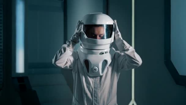宇航员在宇宙飞船上卸下他的头盔 一个穿着密封西服的宇航员的画像看着摄像机 宇航员飞行任务 — 图库视频影像