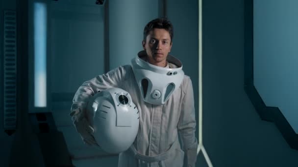 Ein Mann Nähert Sich Der Kamera Astronautenkostüm Mit Einem Helm — Stockvideo
