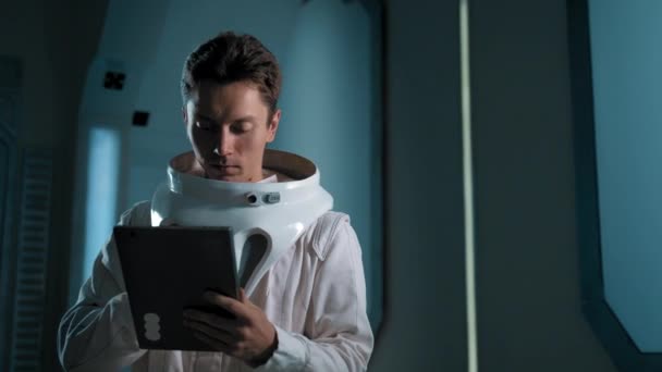 Uomo Costume Astronauta Senza Casco Astronave Indoor Station Registra Risultati — Video Stock
