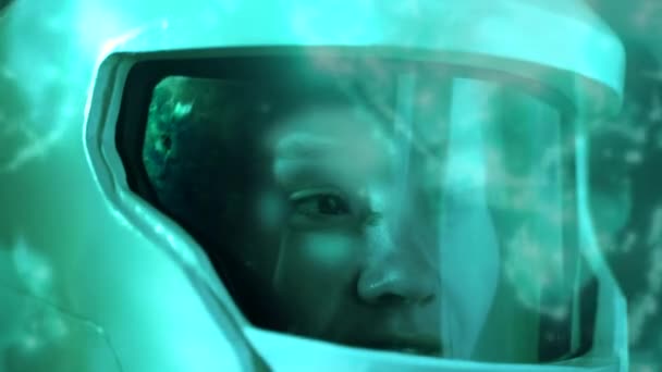Дівчина Спостерігає Обертанням Цифрової Землі Навколо Шолома Жінка Астронавтка Спостерігає — стокове відео