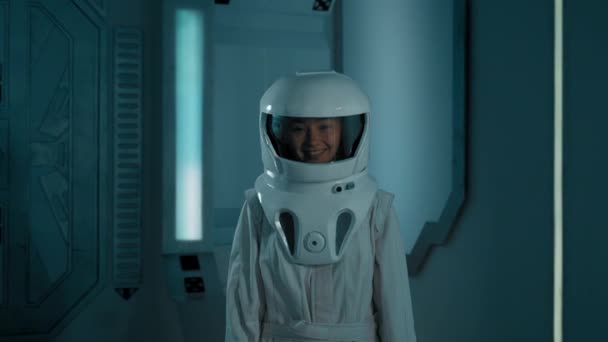 Astronautinnen Anzug Schauen Auf Dem Schiff Die Kamera Weltraumtourismus Ist — Stockvideo