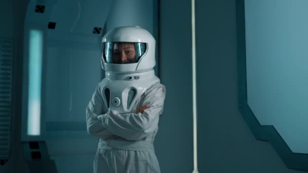 Femeie Îmbrăcată Într Costum Astronaut Uită Încredere Cameră Interiorul Unei — Videoclip de stoc