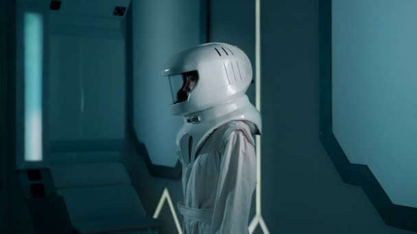 Dziewczyna Kosmicznym Hełmie Garniturze Odwraca Się Patrzy Kamerę Wnętrze Stacji — Wideo stockowe