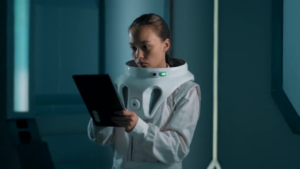 Жінка Астронавт Працює Планшеті Інтер Єрі Космічного Корабля Дослідження Борту — стокове відео