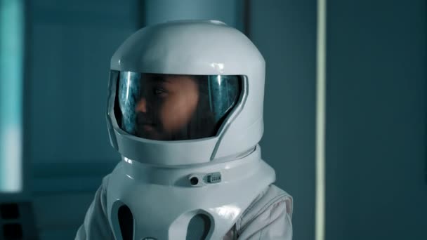 Une Jeune Astronaute Costume Avec Casque Tourne Tête Dans Caméra — Video